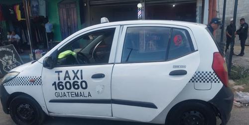Los sospechosos hu&iacute;an en un taxi que fue copado por las autoridades. (Foto: PNC)