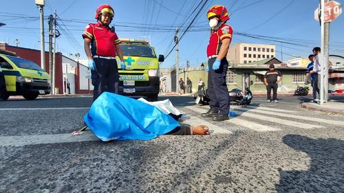 La v&iacute;ctima fue atacada cuando se conduc&iacute;a en una motocicleta. (Foto: Bomberos Municipales)