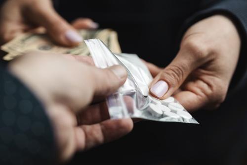 Tambi&eacute;n se le atribuye la venta de droga en dos ocasiones a un agente en cubierto. (Foto: Shutterstock)