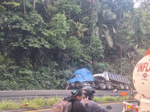 El tr&aacute;iler qued&oacute; varado sobre la ruta. (Foto: RRSS)