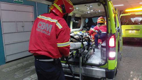 Una mujer fue trasladada a un centro hospitalario en estado delicado. (Foto: Bomberos Municipales)