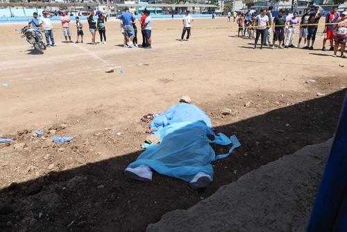 La madre de la v&iacute;ctima se present&oacute; al lugar del hecho para identificarla. (Foto: Bomberos Voluntarios)