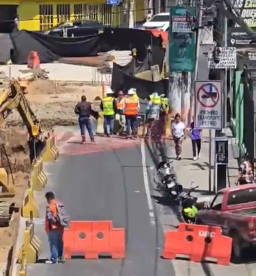El cierre de carril en direcci&oacute;n de San Miguel Petapa hacia Villa Nueva gener&oacute; congestionamiento vehicular. (Foto: Nuestro Diario)