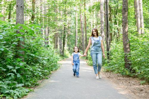Camina con tus hijos en la naturaleza; es beneficioso para todos, reduciendo el estr&eacute;s y mejorando el bienestar. (Foto: Shutterstock)