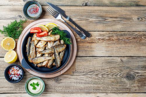 Las sardinas y el pescado fresco son ricas fuentes de omega-3, un nutriente esencial para reducir la ansiedad y mejorar el bienestar emocional. (Foto: Shutterstock)