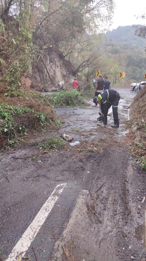 Las labores de limpieza se extienden debido a la cantidad de escombros que afectan la ruta. 