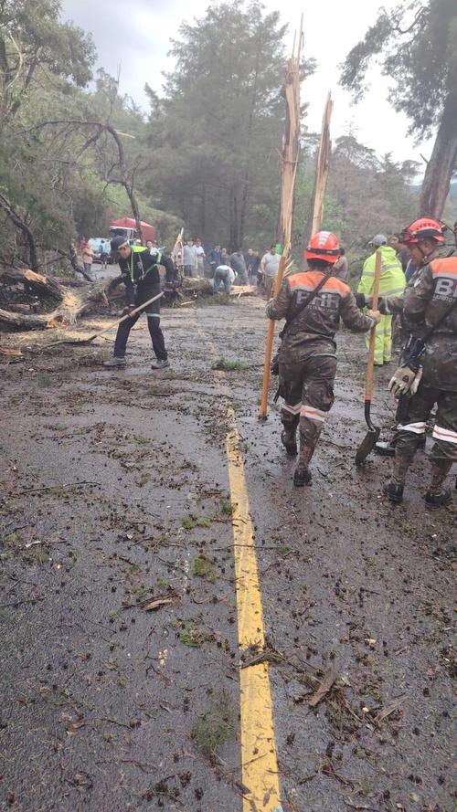 Elementos del Ej&eacute;rcito de Guatemala apoyan las labores de limpieza. 