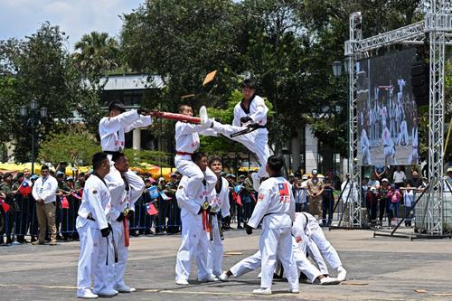 Las artes marciales dejaron sorprendidos a los asistentes. (Foto: AFP)