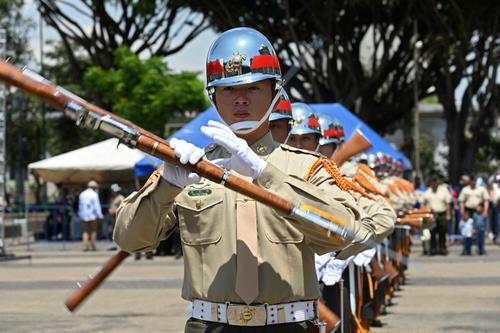 Los cadetes sorprendieron con sus habilidades en la Plaza de la Constituci&oacute;n. (Foto: AFP)