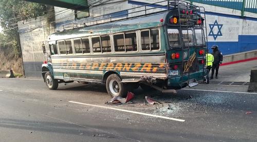El carro no pudo esquivar el bus que estaba a la orilla de la carretera. (Foto: Bomberos Municipales Departamentales)