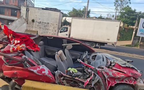 El veh&iacute;culo qued&oacute; destrozado tras chocar y volcar. (Foto: Bomberos Municipales Departamentales)