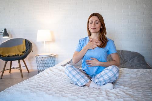 Dedica diez minutos en la ma&ntilde;ana o en la noche para meditar. Notar&aacute;s c&oacute;mo mejora tu &aacute;nimo y enfrentas el d&iacute;a con m&aacute;s tranquilidad. (Foto: Shutterstock)