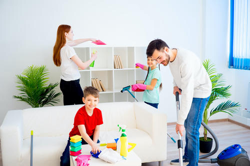 Involucra a toda la familia en las tareas del hogar; as&iacute; compartir&aacute;n responsabilidades y reducir&aacute;s tu carga de trabajo. (Foto: Shutterstock)