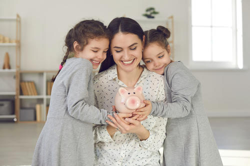 Educa a los tuyos sobre el valor del ahorro para enfrentar cualquier emergencia. (Foto: Shutterstock)