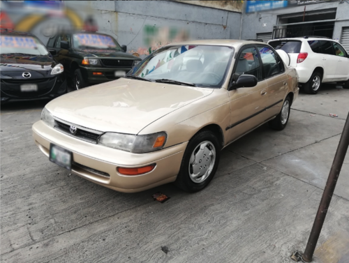 Toyota Corolla modelo 1995, un auto que todav&iacute;a se ve en las calles de Guatemala. (Foto: Archivo/Soy502)