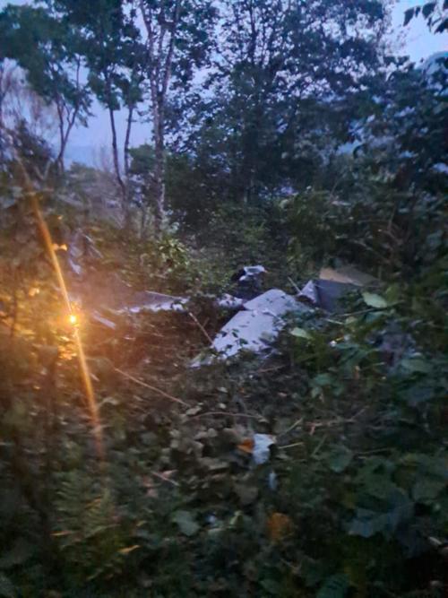 La avioneta cay&oacute; en una zona boscosa que complica la llegada de los bomberos. (Foto: Maynor M&eacute;rida)