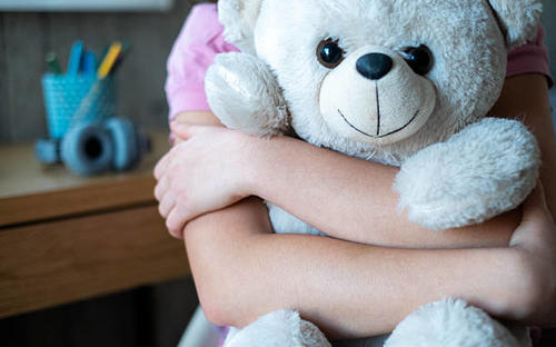 La menor fue liberada en 2022 pero debido a falta de educaci&oacute;n y atenci&oacute;n m&eacute;dica presentaba problema de desarrollo graves. (Foto: iStock)