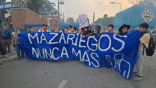 Opositores de Walter Mazariegos se reunieron frente al ingreso de la USAC para festejar que un juzgado acept&oacute; suspender provisionalmente la reelecci&oacute;n de Mazariegos. (Foto: Jos&eacute; Luis Pos / Colaborador)