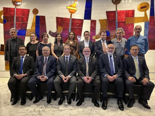 Representantes del Banguat posan para la foto oficial junto a familiares de los artistas cuyas obras est&aacute;n en la muestra. (Foto: Sandra Sebasti&aacute;n/Colaboradora)