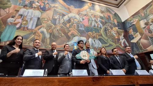 La Comisi&oacute;n de Deportes entreg&oacute; un reconocimiento previo al acto oficial en el Pleno. (Foto: Wilder L&oacute;pez/Soy502)