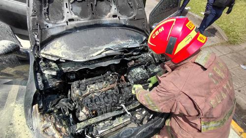 El motor del veh&iacute;culo qued&oacute; calcinado. (Foto: Bomberos Municipales)