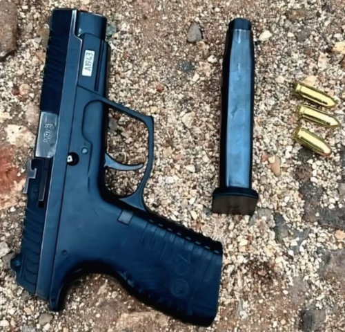 Al delincuente se le incaut&oacute; una pistola con una tolva y tres municiones que portaba de manera ilegal junto a la motocicleta en la que se conduc&iacute;a. (Foto: &Eacute;lfego Escobar/Colaborador)