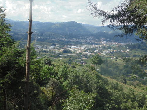 El centro de San Juan Comalapa se contempla desde lo alto. (Foto: Carlos Sotz/Colaborador)