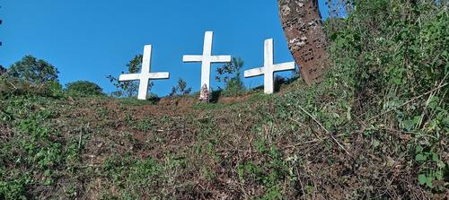 Nuevas cruces de concreto marcan el lugar donde posiblemente ocurri&oacute; la ejecuci&oacute;n. (Foto: Carlos Sotz/Colaborador)