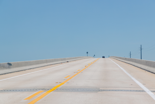 Se estima que el crecimiento econ&oacute;mico incrementar&iacute;a dos puntos porcentuales con la adecuada implementaci&oacute;n de la ley de infraestructura vial. (Foto: Canva/Soy502)