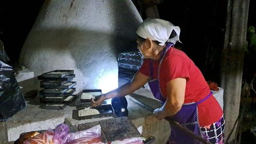 Las 30 libras de masa que prepara do&ntilde;a Dora alcanza para 70 latas de quesadillas. (Foto: Catalina Jarqu&iacute;n/Colaboradora)