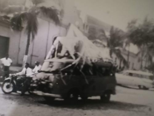 Las familias se movilizaban en carros espaciosos, normalmente manejados por un chofer. (Foto: Archivo)