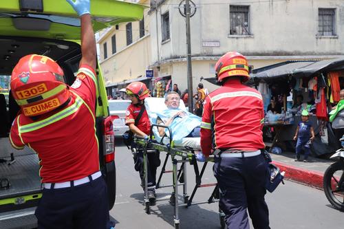 El t&iacute;o del joven tambi&eacute;n fue trasladado con heridas al hospital. (Foto: Bomberos Municipales)