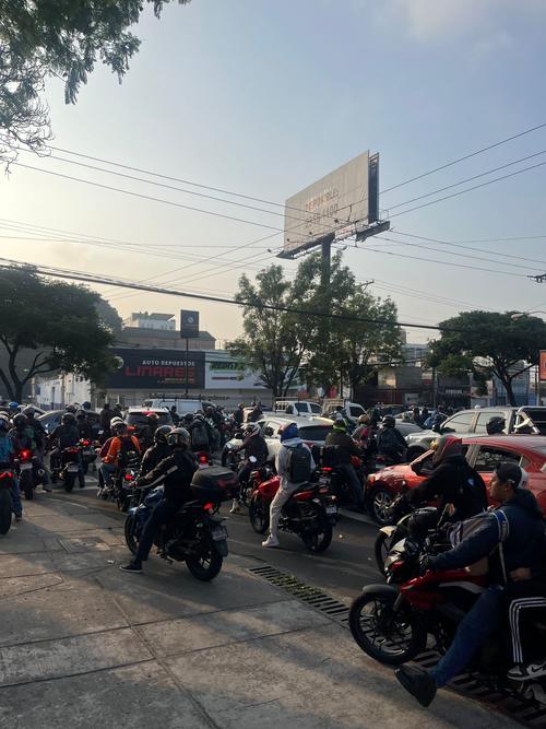 El paso qued&oacute; obstaculizado por lo que la afluencia se ha vuelto lenta. (Foto: Fredy Hern&aacute;ndez/Soy502)
