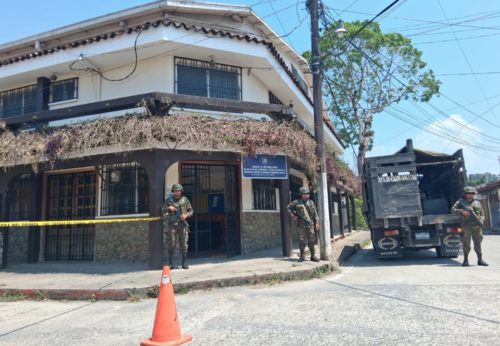 Una amenaza de bomba gener&oacute; alarma en el juzgado de Cob&aacute;n. (Foto: Irma Tzi/Colaboradora)