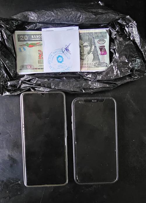 Las autoridades incautaron dos celulares y el paquete que simulaba Q6 mil. (Foto: PNC)