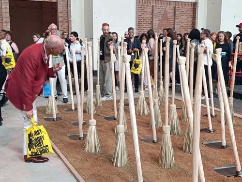 Escobas y azadones acercan al contemplador con la realidad campesina. (Foto: Carlos Sotz/Colaborador)