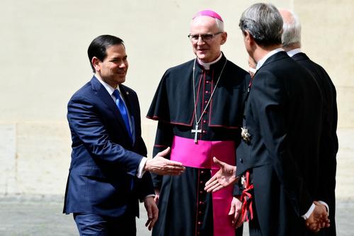 El arzobispo Petar Rajic, prefecto de la Casa Pontificia, recibi&oacute; a Rubio en el patio de San D&aacute;maso antes de su audiencia con Le&oacute;n XIV. (Foto: AFP)