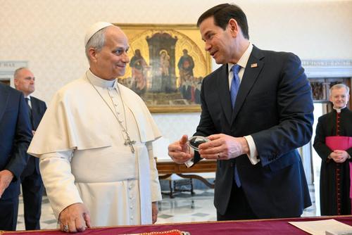 Marco Rubio estuvo dos horas y media en la Santa Sede, primero con el Papa y luego con su secretario de Estado, Pietro Parol&iacute;n. (Foto: AFP)