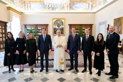 La reuni&oacute;n se llev&oacute; a cabo en el Vaticano, luego que los d&iacute;as pasados se mantuviera la tensi&oacute;n entre Donald Trump y el papa Le&oacute;n.  (Foto: AFP)