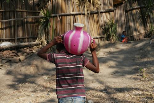 Las fuentes de agua son accesibles en las instalaciones cuando se encuentran en el terreno o lote de la vivienda, o est&aacute;n ubicadas donde los miembros del hogar no deben salir de las instalaciones para recoger agua, seg&uacute;n INE. (Foto: Wilder L&oacute;pez/Soy502)
