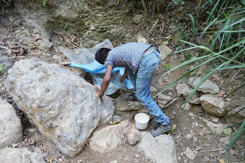 En la imagen un ni&ntilde;o espera su turno para recolectar agua de un nacimiento cercano a su comunidad en Jocot&aacute;n, Chiquimula. (Foto: Wilder L&oacute;pez/Soy502)