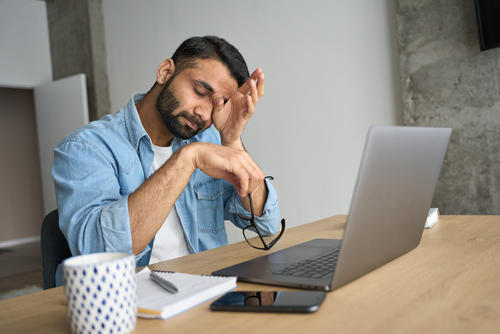 Es importante descansar la vista de las pantallas, por lo menos cada hora. (Foto: Shutterstock)