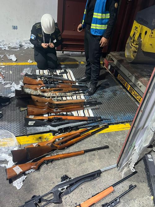 Las armas fueron localizadas dentro de un contenedor. (Foto: PNC)