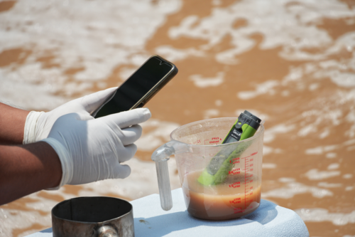 Especialistas tomaron muestras para conocer el estado actual del agua del r&iacute;o Chinautla. (Foto: Wilder L&oacute;pez/Soy502)