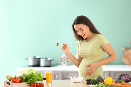 Lleva una dieta saludable por ti y tu beb&eacute;. (Foto: Shutterstock)