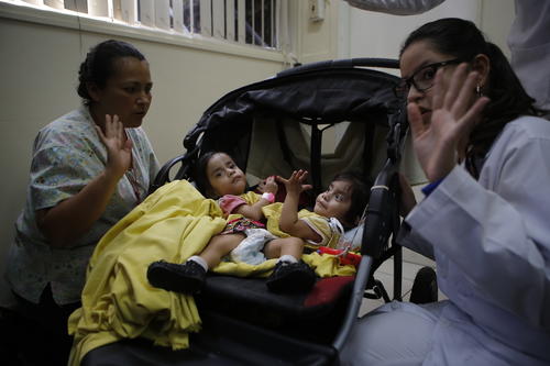Personal m&eacute;dico y cuidadores acompa&ntilde;aron a las hermanas Rosita durante los tratamientos que marcaron parte de su infancia. (Foto: archivo)