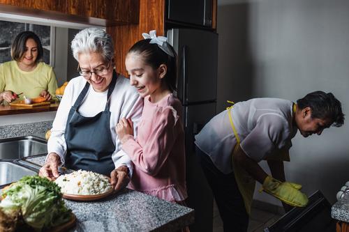 Cocinar con la abuela ense&ntilde;a m&aacute;s que recetas: transmite amor, historia y valores. (Foto: Shutterstock)