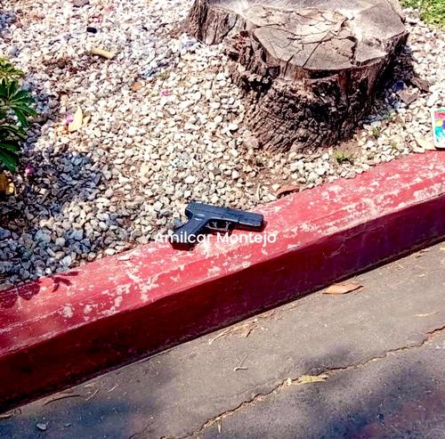 La pistola tirada por los asaltantes se presume que podr&iacute;a ser de juguete. (Foto: Am&iacute;lcar Montejo)