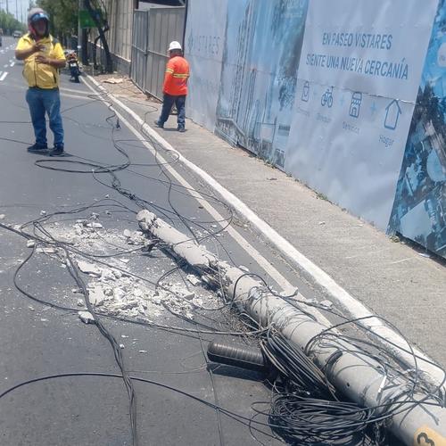 El poste fue derribado por un transporte pesado que se dio a la fuga. (Foto: Am&iacute;lcar Montejo)