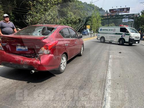 El veh&iacute;culo con placas salvadore&ntilde;as sufri&oacute; da&ntilde;os materiales. (Foto: Gr&aacute;fico GT)